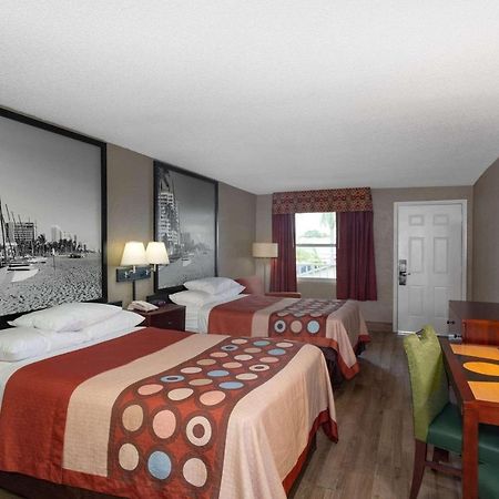 Super 8 By Wyndham Bradenton Sarasota Area Motel Exterior photo