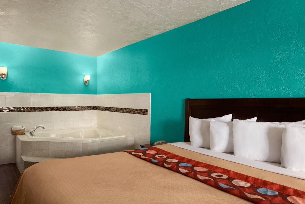 Super 8 By Wyndham Bradenton Sarasota Area Motel Exterior photo