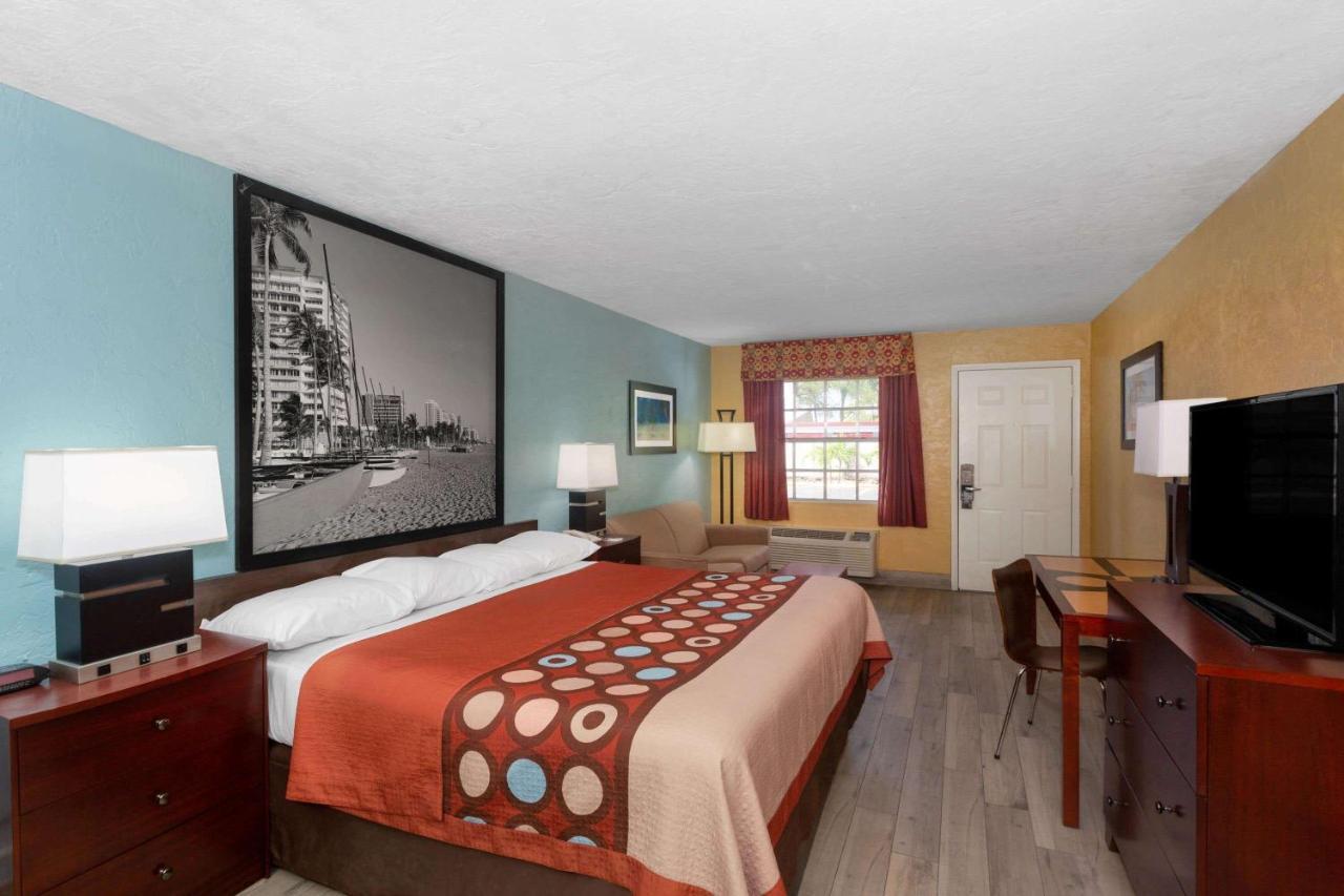 Super 8 By Wyndham Bradenton Sarasota Area Motel Exterior photo